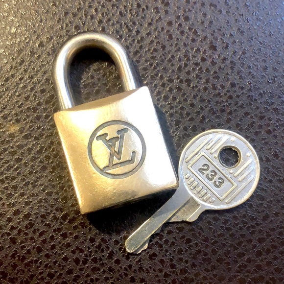 Vintage LV Louis Vuitton Padlock Lock & Key 233 - Picture 4 of 8